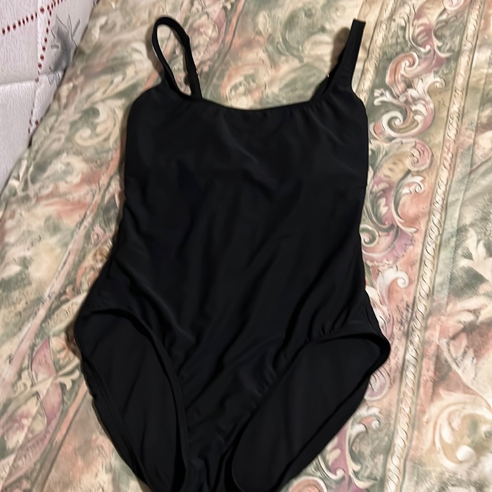 Brand new Michael Kors full bottom coverage. Built in support
